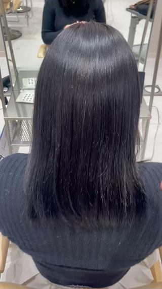 カラー後、紫外線や日々のアイロンなどのダメージで退色してしまった髪色を黒くなりすぎない黒色に！！

トリートメントもしていただくことで、その後の髪のパサつき具合や色落ちを防ぐだけでなく、サラサラな髪質へ 