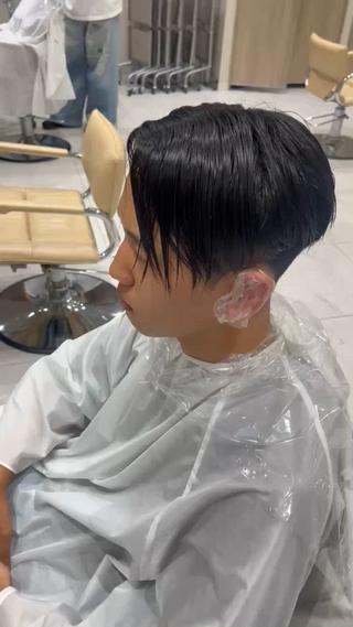 今話題の曲がる縮毛矯正！！

縮毛独特のピンとした感じにならず、自然な感じに後ろに毛流れができます！ 