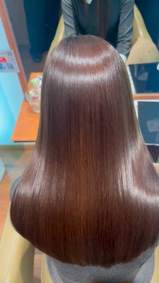 高濃度水素を使った超低ダメージ縮毛矯正！

高濃度水素ケア縮毛矯正でサラサラに
トリートメントだけでは届かない超艶髪になりました！
もちろん巻き髪もやりやすいように薬剤選定していますのでスタイリングの幅が広がりますよ 