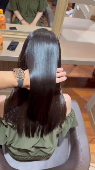 高濃度水素を使った超低ダメージ縮毛矯正！

高濃度水素ケア縮毛矯正でサラサラに
トリートメントだけでは届かない超艶髪になりました！
もちろん巻き髪もやりやすいように薬剤選定していますのでスタイリングの幅が広がりますよ 