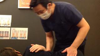 手で矯正するボキボキ矯正！ボキッと音にビックリスッキリです！音が付けれないのが残念(*≧m≦*)興味のある方は当店インスタグラムでご確認ください。様々な矯正動画上げてます。 