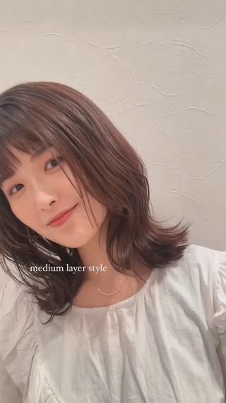 顔まわりのレイヤーカットと柔らかブラウンで
動きのある上品なスタイルに 