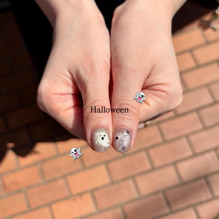 お任せネイル

ハロウィンのかわいいお化けをイメージして
2種類のマグネットとラメグラを組み合わせました

光の当たり方で雰囲気が変わるのも可愛いポイント♡
さりげないお化けモチーフでハロウィン気分を先取り
 