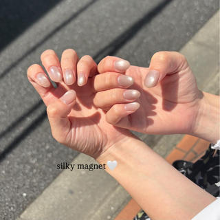 silky magnet 

光に当たるとふわっと玉のように輝いて
ビー玉みたいなニュアンスが楽しめるデザイン

上品さと透明感があるから
オフィスにもデートにもぴったりです
 