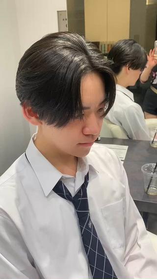 ENHYPEN"ニキ"スタイル
前髪にアップパーマをすると朝の準備がとても楽になります️
前髪を少し短めにし、内側に入るスタイルにすると雰囲気のある髪型になります️