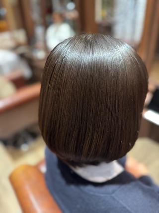 トリートメントなし、スタイリング剤がなくてもここまでの艶出せます

ダメージレスの縮毛矯正なら僕にお任せください 