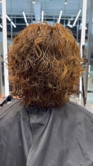 後ろ姿で差をつけるサーフカール
ブラウンハイライトを入れることでより立体感と明るさを◎
ウルフパーマ得意です！シルエットこだわってます◎ 