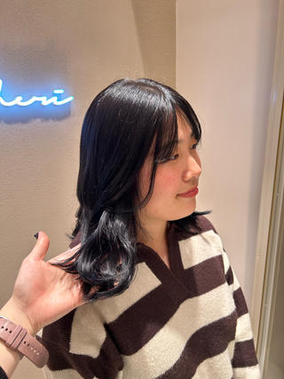 透明感のある⋆͛*͛黒カラーおまかせください！
ブリーチ履歴でも可能です 