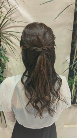 セミロング ヘアアレンジ 髪質改善/お呼ば れヘア/透明感カラーのヘアスタイル