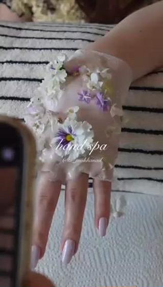 "大人気！お花のhand pack"

@to_mokha.nailsalon オリジナル
見た目から癒されるお花のパックと、しっとり潤うハンドケア

|今だけ限定価格|
通常 ¥6,900 → minoモデル価格 ¥5,000

ネイル後にそのまま施術OK
お友達•ご家族との同時施術も可能

ご新規様もリピーター様も大歓迎♡
men'sのご利用もOKです 