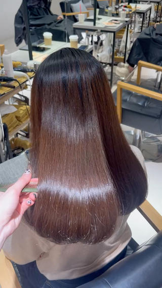 シャキッとならない柔らかストレートパーマ
乾かしただけでサラストヘアになります
 