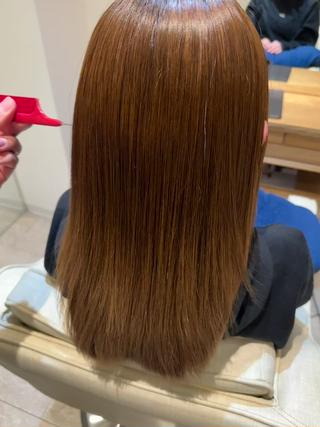 今話題の酸性ストレート
今までの縮毛矯正と違い、仕上がりも柔らかい、ダメージも少なく小手巻きも可能です◎ 