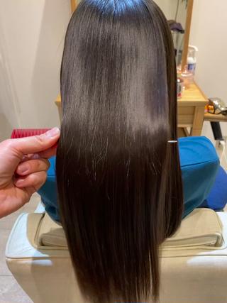 今話題の酸性ストレート
今までの縮毛矯正と違い、仕上がりも柔らかい、ダメージも少なく小手巻きも可能です◎ 