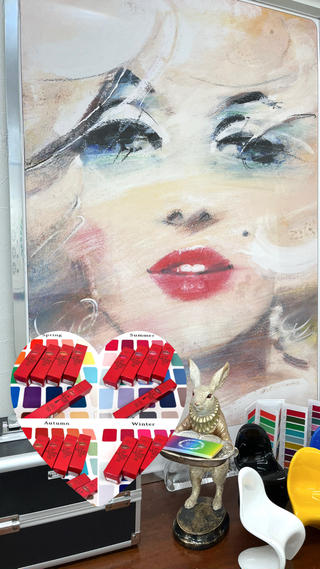 いつも見てくださり
ありがとうございます

リップモンスターほぼ全色揃えました

パーソナルカラー診断結果に合わせて
色の属性（色み・明るさ暗さ・鮮やかシック・ツヤや濁り）
色によるお顔の見え方の変化（お顔の美容効果）を考え
お似合いになりますリップカラーを
お客様との会話も楽しんで♪
3色ほど提案しております 