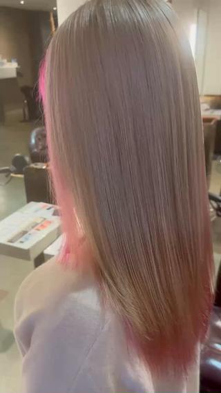 柔らかさを感じるホワイトベージュカラー
アクセントにピンクをmixしてデザイン感も◎ 