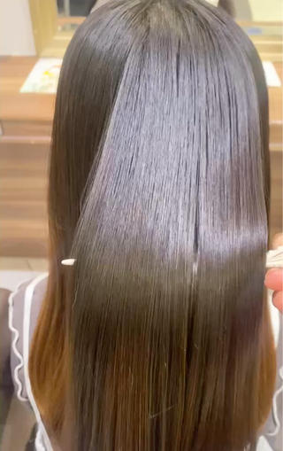 うねり・広がり・パサつきが気になる方に
おすすめの縮毛矯正です

髪質やダメージレベルをしっかり見極め、
一人ひとりに合わせた薬剤選定で、
自然で柔らかいストレートに仕上げます️ 