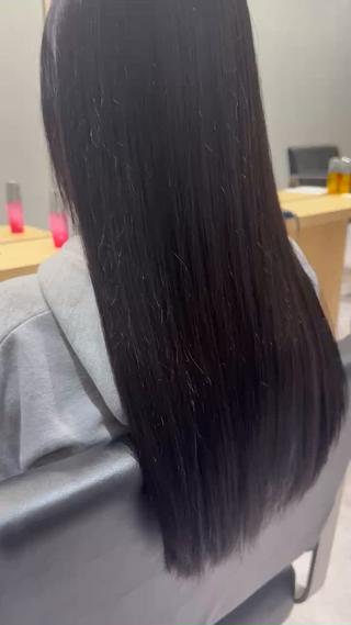 縮毛矯正した後に赤みの消えたグレー系カラーで透明感アップ 