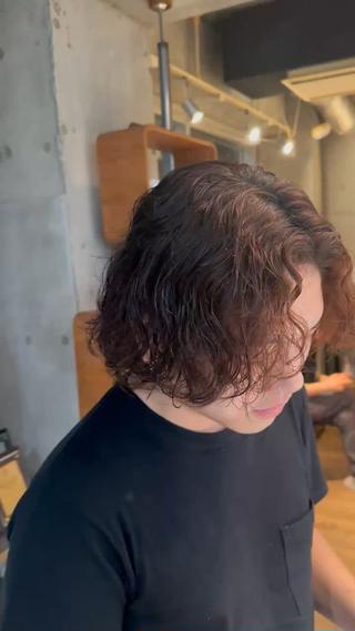 メンズミディアムの長さのスパイラルパーマ!
伸ばしたいけど今の髪型に飽きてきた人におすすめです!