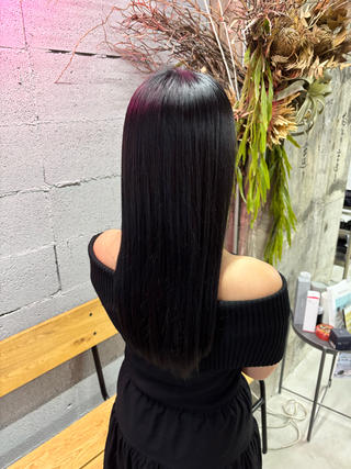 縮毛矯正に少し毛量調整！プラスメニューでブルーブラックにしました！
縮毛した日でもカラーできます！！
姿美人です 