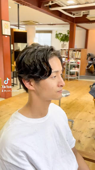 センタパート × パーマスタイル
乾かすだけでキマるニュアンスパーマ。
セット剤はオイルを軽く揉み込むだけ 