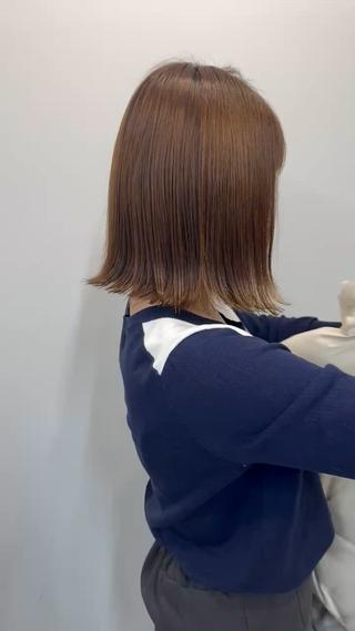肩につかないくらいのボブカット！

僕のこだわりは透け感カラーとトリートメントです。

数ある薬剤の中から
お客様のしたい髪色に近づけ５個のトリートメントを栄養を補給したい部分にしっかり浸透させていきます。

今まで思った髪色になった事がない、、トリートメントをしたけどサラサラにならない等。

ナチュラル系のカラーでも
お色味の選定の仕方により色味が変わってきます。

日本人特有の赤みが出やすいなどは
どうしてもブリーチをしないと消せないんですけど
調合の仕方で極力赤みを削っていったり
する事が可能になります♪
 