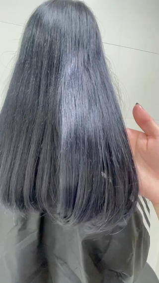 普通に見ると黒ですが光に当たるととっても透明感のあるグレー

ブリーチ、ブリーチリタッチはできませんがブリーチしてある髪にオンカラーをする事は可能です 