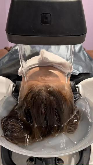 〈コースの流れ〉
サービスドリンク→カウンセリング→シャンプー
→マッサージシャンプー→頭浸浴(head bath)
→脳深層筋リリースヘッドスパ→ドレナージュ
→デコルテドレナージュ→2Stepトリートメント
→首肩マッサージ→アフタードリンク→ドライ/ブロー
ここまでで90分コースです

◎毛穴汚れを落としてから頭の温泉に
頭の筋肉を柔らかくして
全身の血の巡りが良くなって来たところで
"頭の筋肉の奥"にアプローチする技術で
ヘッドマッサージを行い老廃物を流し、
デコルテのリンパのゴミ箱へ排出します。
起こしてから首と肩をほぐし、お仕上げとなります。 