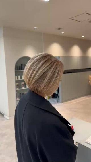 ベージュブロンドのシャドールーツ

ブリーチ2〜3回必須 