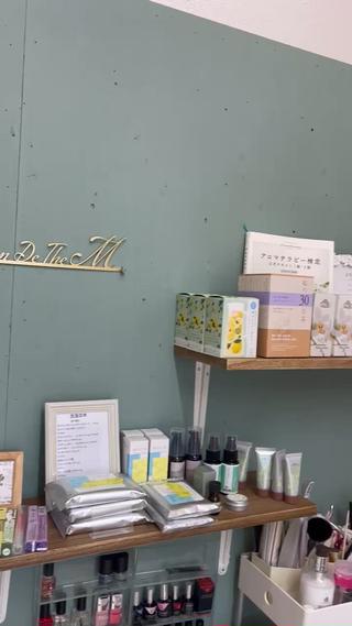 ネイルスペース、リクライニングソファ、プライベート空間のマッサージベッドとお帰りの身支度用のドレッサー、よもぎ蒸し、マッサージの際はカーテンで仕切り、入口鍵も閉めるので安心して、おくつろぎ頂けます 