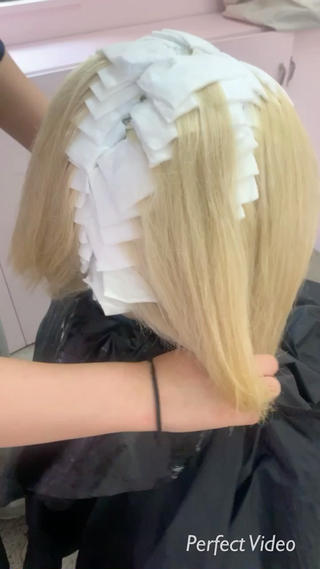 綺麗なハイトーンを保つ上でリタッチがかなり重要で1番難しいかなと思います。
特に来店時にすでに切れ毛が発生してる方は根元のみのブリーチでもケアは必須です。
少しの妥協が今後に大きく影響するので細かい作業を丁寧にスピーディーにダメージレスに