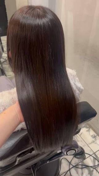 プレミアムトリートメントでツヤツヤに！
カラーと同時にすることで色持ちも良くなります 