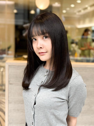 【cut】
胸上レングスでレイヤーは入れすぎずにcut ︎
顔まわりのフィット感を繊細に調整

【color】
肌を白く見せるダークグレー
色持ちも良いです

【treatment】
特許取得のTOKIO INKARAMI
5種類のケラチンを補い、芯から艶やかな髪へ◎

SYUK/高円寺/坂元太一/レイヤーカット/髪質改善/顔まわりカット 