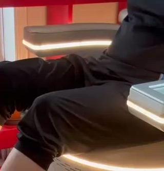 東海市初のペルケア「骨盤底筋トレーニングチェア」を導入店！
この骨盤底筋トレーニングは服をき着たまま「骨盤底筋トレーニングチェア」に30分間座ってるだけで電磁パルスの衝撃波が3万回相当の刺激を筋肉に届け骨盤底筋群が鍛えられます。 