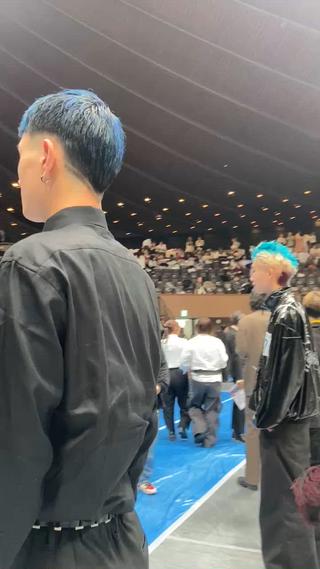 バーストフェード
耳周りだけ0ミリからのフェード、襟の部分は色んなデザインでラインを入れることが出来ます
海外で今すごく流行ってるこのスタイル、個性を出したい方おすすめです
上は短くても長くてもOK