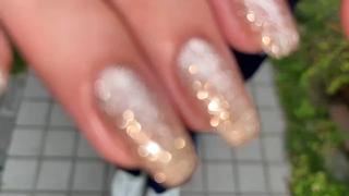 入荷したばかりのenoiのフラッシュジェル
キラキラが最高にかわいいです
これから夏に向けてキラキラネイルいかがですか??
ぜひご予約お待ちしております