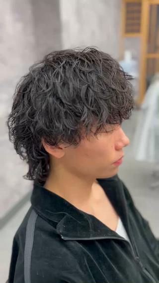 重めのウルフに波巻きスパイラルで
無造作なパーマでカッコよくなります！
襟足がなくてもカッコいいですよ 