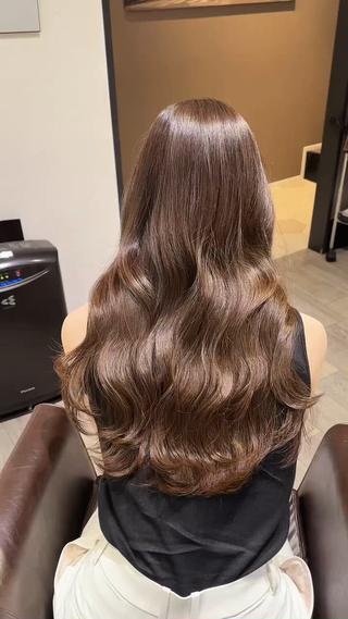 ブリーチなしミルクティーベージュ
柔らかくて肌馴染みのいいベージュカラーが得意です︎
丁寧なカウンセリングで、"なりたい!"を叶えます！

カラーは、同じ色味でもちょっとの配合の違いで印象が変わります◎

なので、お一人お一人にしっかりとカウンセリングさせて頂いて 、
1番似合う "その人色︎" を一緒に見つけていきます

#ヘアスタイル #カラー #ヘアカラー #ミルクティーベージュ #  #グレージュ  #ベージュカラー  #ミルクティーブラウン    #大阪美容室 #梅田美容

 
