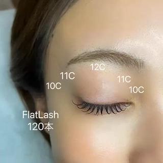 黒目の上が長くなるデザイン
丸く縦幅がより強調されるデザインです 