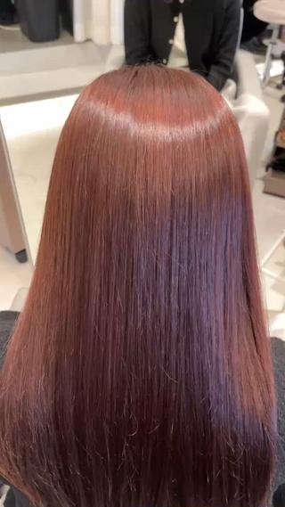 暖色カラーは、
赤み・ピンク・ブラウン系を
髪質に合わせて調整しています。

 パサつきが気になる
 色落ちを綺麗にしたい
 柔らかい印象にしたい

カラー＋内部補修トリートメントで
手触りとツヤ感を同時に改善。
 