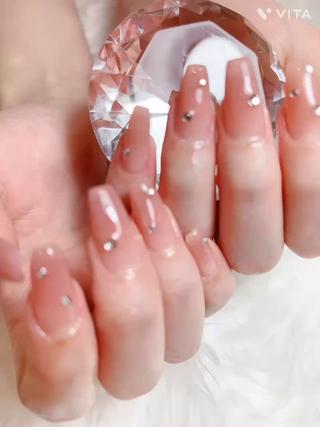 アクリルジェル特有のクリア感のあるスキンカラーでワンホンネイル
ラインストーンドットでシンプルでも二度見されそうです 