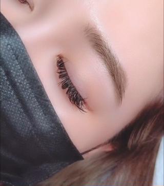 当店独自の装着技術により、従来よりモチが格段にUP★今までモチの悪さに悩んでいた方、マツエクを長く楽しみたい方、当店独自の技術をぜひお試し下さい♪（濃さの目安：フラットラッシュ約160本程度） 
