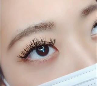 当店独自の装着技術により、従来よりモチが格段にUP★今までモチの悪さに悩んでいた方、マツエクを長く楽しみたい方、当店独自の技術をぜひお試し下さい♪（濃さの目安：フラットラッシュ約160本程度） 