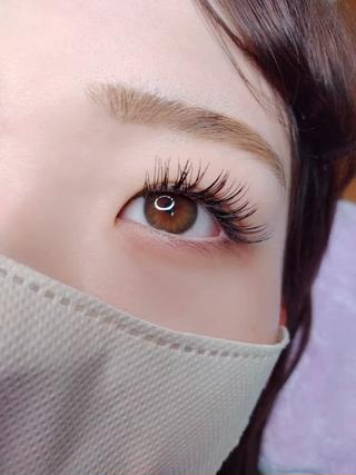 当店独自の装着技術により、従来よりモチが格段にUP★今までモチの悪さに悩んでいた方、マツエクを長く楽しみたい方、当店独自の技術をぜひお試し下さい♪（濃さの目安：フラットラッシュ約200本程度） 