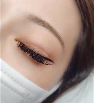 当店独自の装着技術により、従来よりモチが格段にUP★今までモチの悪さに悩んでいた方、マツエクを長く楽しみたい方、当店独自の技術をぜひお試し下さい♪（濃さの目安：フラットラッシュ約200本程度） 