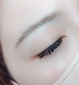 当店独自の装着技術により、従来よりモチが格段にUP★今までモチの悪さに悩んでいた方、マツエクを長く楽しみたい方、当店独自の技術をぜひお試し下さい♪（濃さの目安：フラットラッシュ約160本程度） 