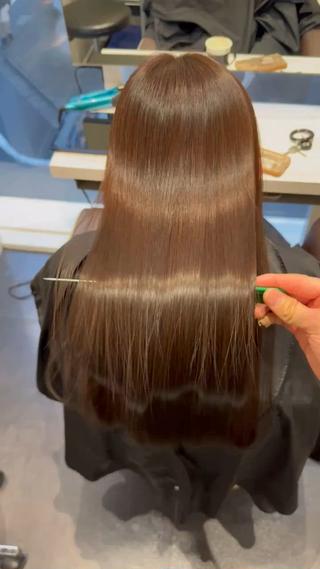 もう時代はお家で乾かすだけで美髪の時代です
初めて担当させて頂いたお客様からはもっと早く出会えていればよかったとの声を多くいただきます
アイロン仕上げ後のafterを載せる美容師さん多いですが僕の髪質改善ストレート(縮毛矯正)の投稿は加工なしドライ仕上げのみです。

【一般的な縮毛矯正】
シャンプー→1液塗布→お流し→ドライ→アイロン→2液塗布→お流し→完成

【髪質改善ストレート(縮毛矯正)】
シャンプー→ナノ化CMC塗布→1液塗布→お流し→ppt＋ナノ化CMC塗布→ドライ→ラップブロー→水抜きアイロン→2液塗布→お流し→完成 