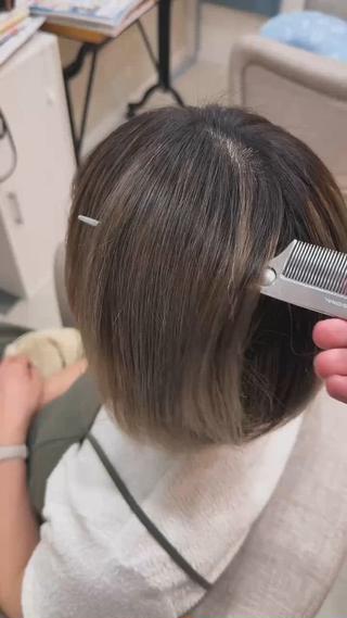 ブリーチカラーを下髪の毛に後日メテオストレートをさせていただきました
別日でしたらハイトーンの髪の毛にも縮毛矯正対応可能です 