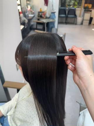 ブリーチ毛で切れ毛にお悩みのお客様、、
トリートメントをすることでアイロンなしでここまで落ち着きを持たせることが可能です
自社のシャンプー、トリートメントはブリーチ、カラーでお悩みのお客様に合いやすいものを使用しております 