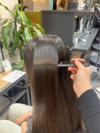 髪の毛に栄養を届ける為にミストを付けてからトリートメントをし超音波のアイロンを使用しているため健康な髪の毛を取り戻せます 