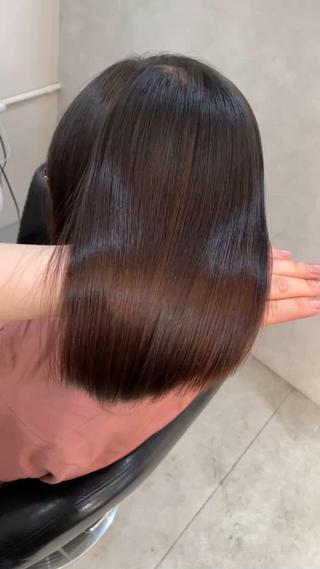 ボワっと広がるくせ毛をするんっと縮毛矯正を当てました。
自然な丸みがでるように.. 